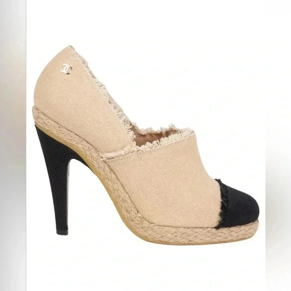 CHANEL SZ 9 1/2 Beige / Black Bootie heels shoes - Picture 1 of 11